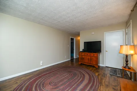 6 Woodcrest Drive Hooksett NH 03106