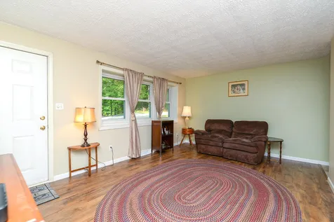 6 Woodcrest Drive Hooksett NH 03106