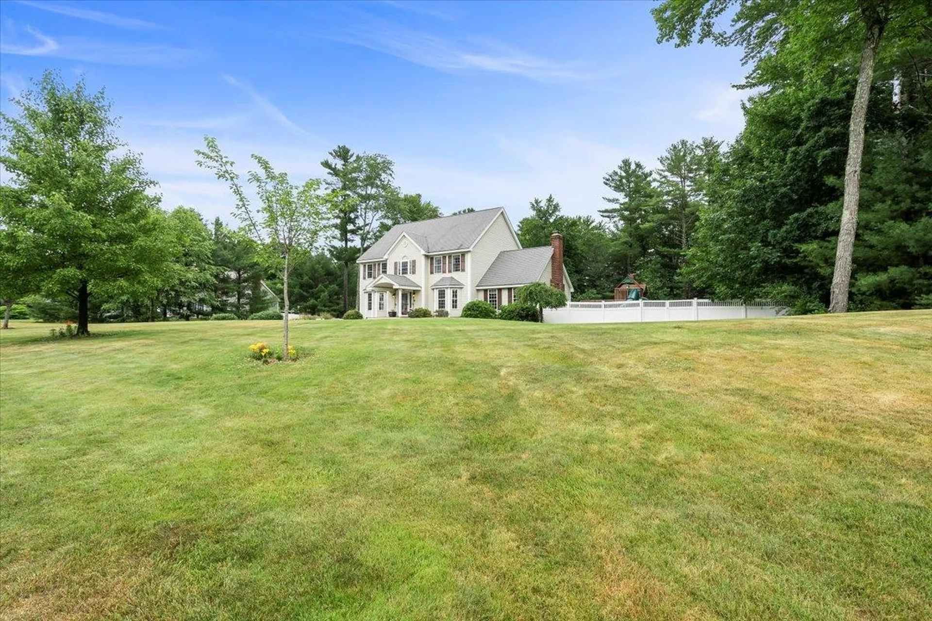 18 Bunker Hill Drive Londonderry NH 03053