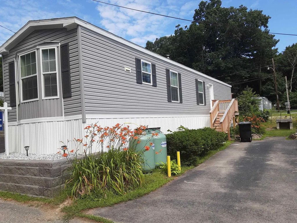 73 Mobile Drive Hudson NH 03051
