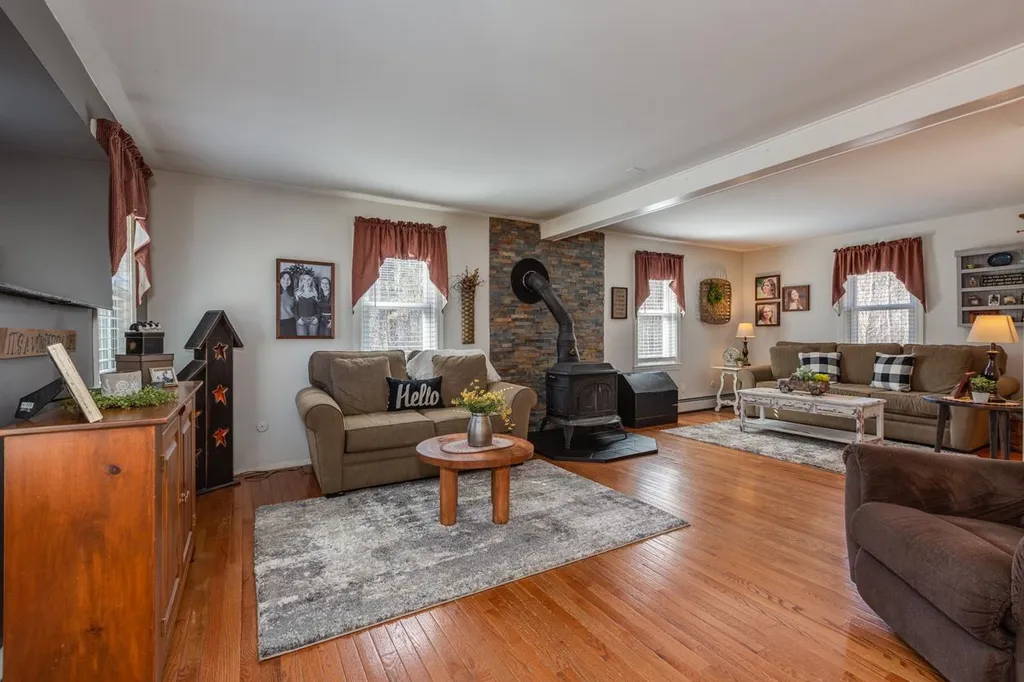 25 Holmeswood Drive Sandown NH 03873
