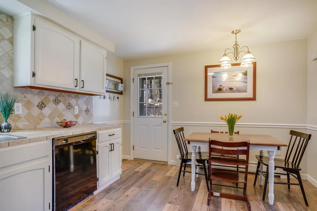4r Sunnyside Lane Derry NH 03038
