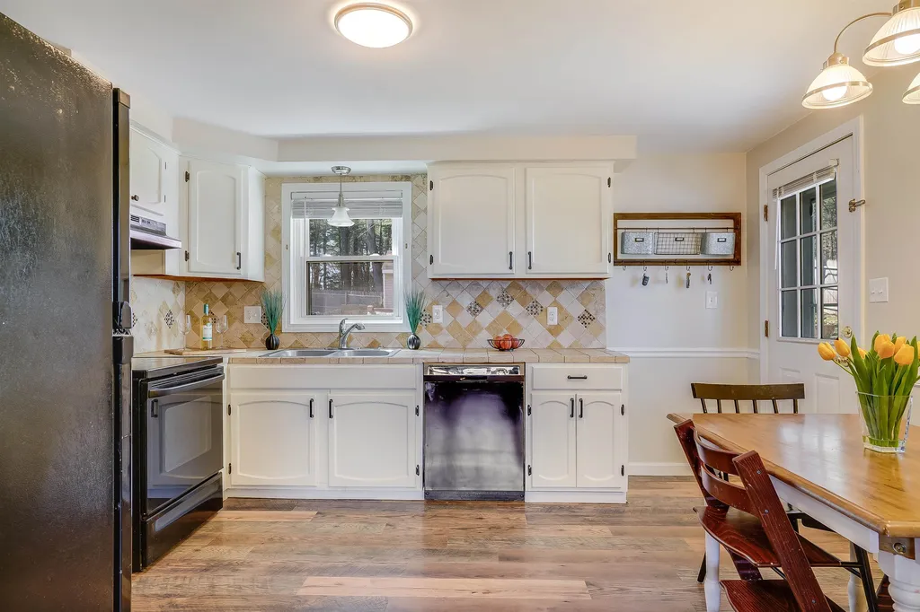 4r Sunnyside Lane Derry NH 03038