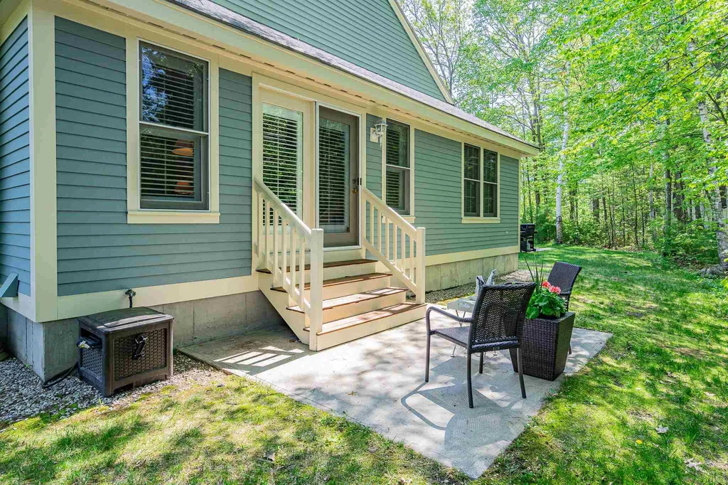 11 Spyglass Point Circle Bedford NH 03110