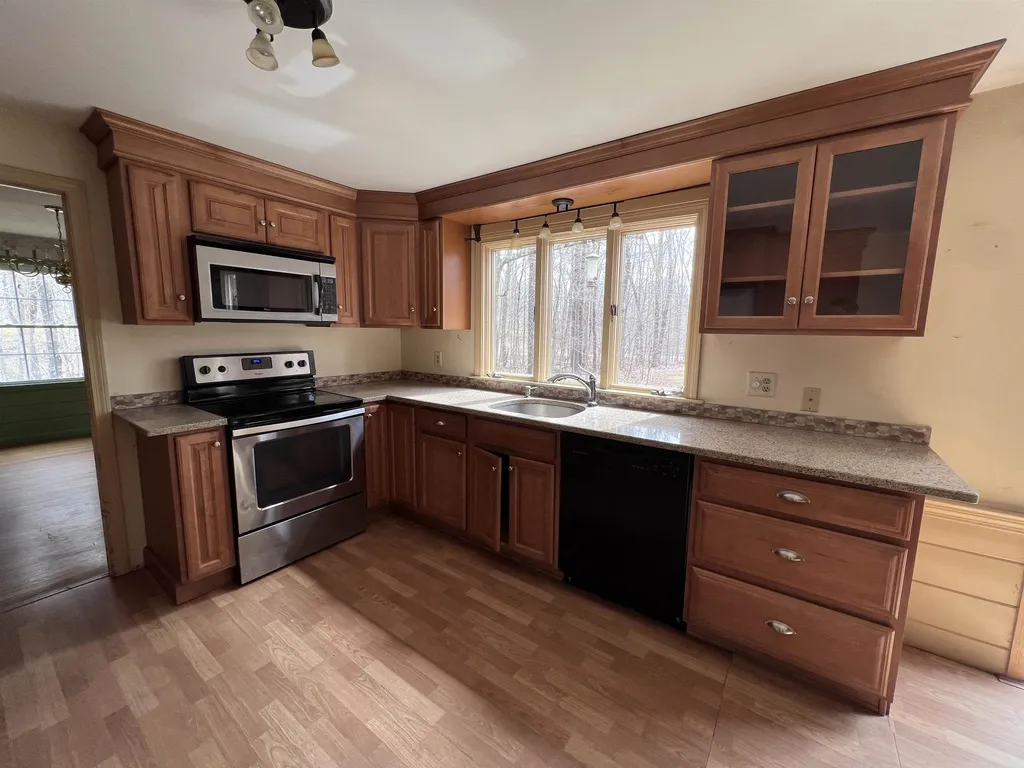 23 Shore Road Kingston NH 03848