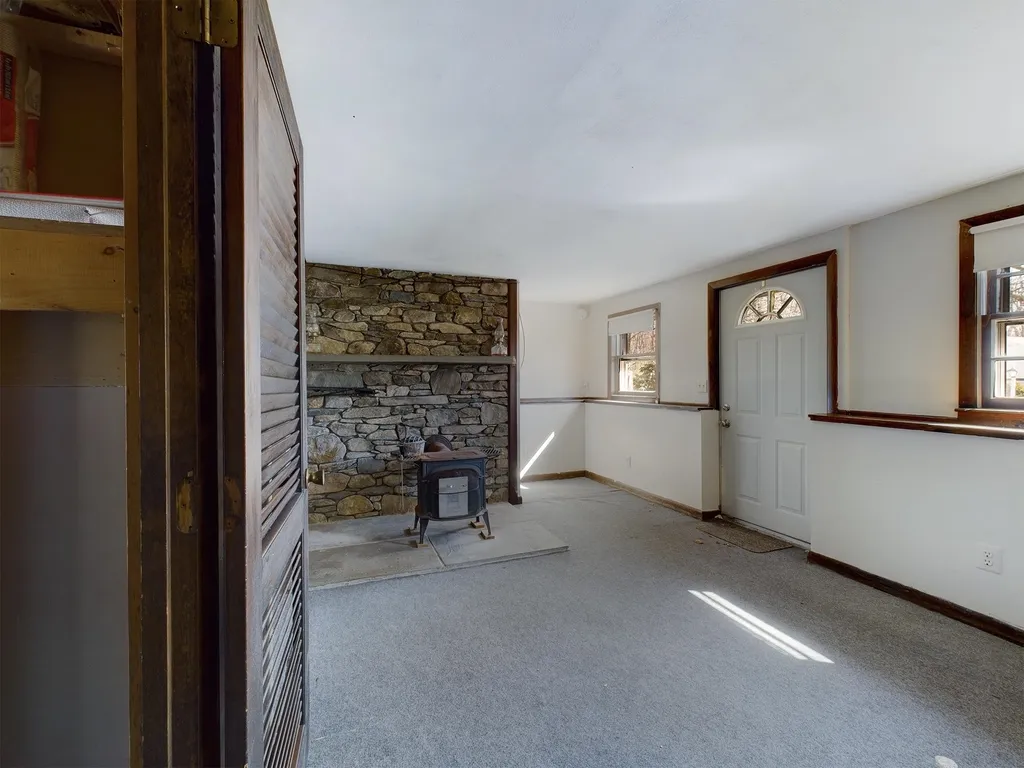 11 Old Auburn Road Derry NH 03038