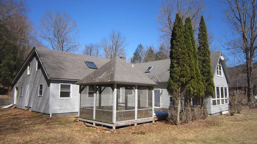 25 Woodlands Lane Newfane VT 05345