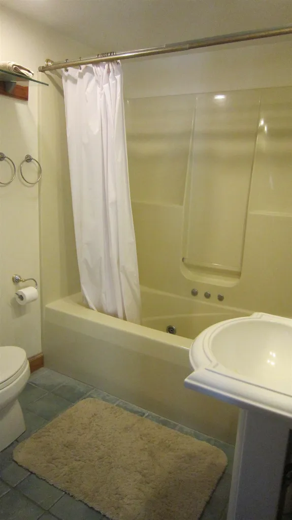 25 Woodlands Lane Newfane VT 05345