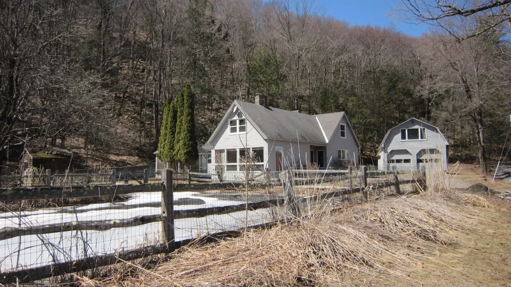 25 Woodlands Lane Newfane VT 05345