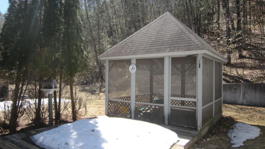 25 Woodlands Lane Newfane VT 05345