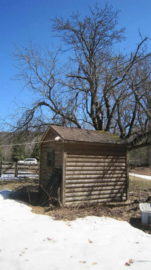 25 Woodlands Lane Newfane VT 05345