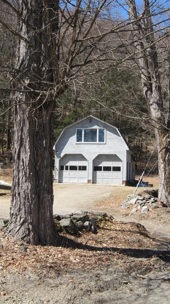 25 Woodlands Lane Newfane VT 05345