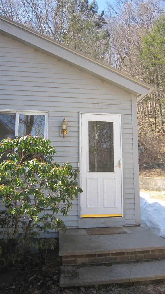 25 Woodlands Lane Newfane VT 05345