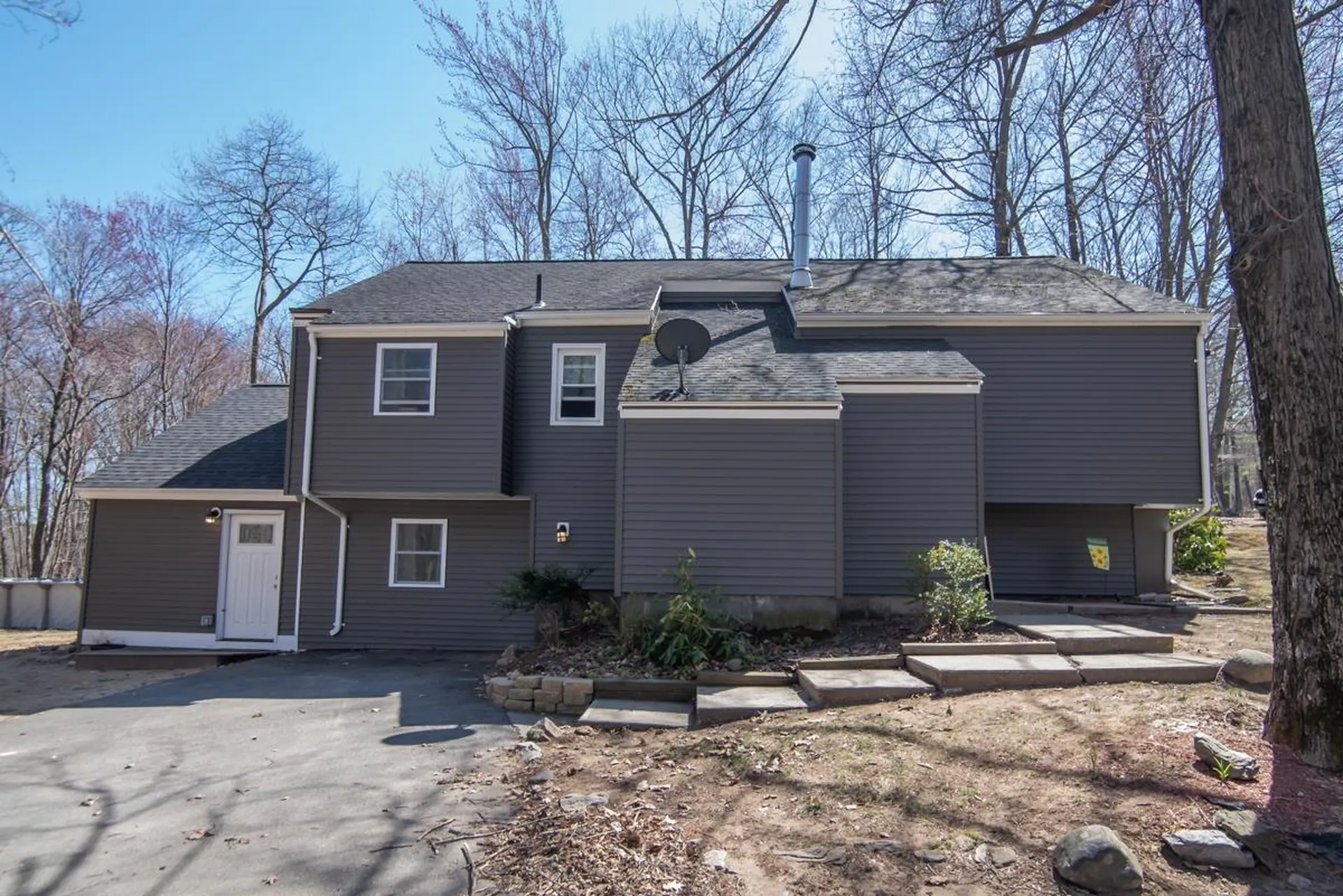 30 Redfield Circle Derry NH 03038