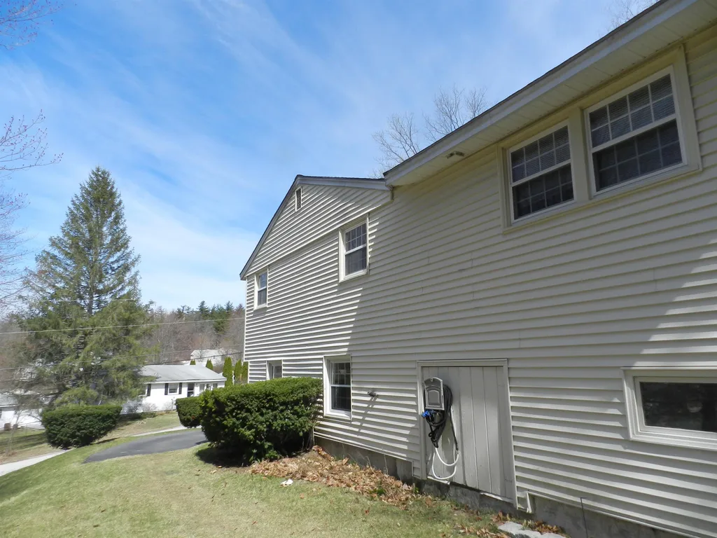 17 Donald Street Hooksett NH 03106