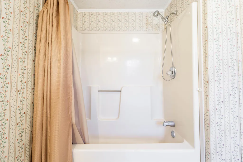 12 Lilac Court Raymond NH 03077