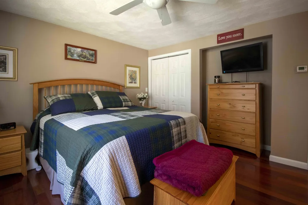 4 Iroquois Circle Londonderry NH 03053