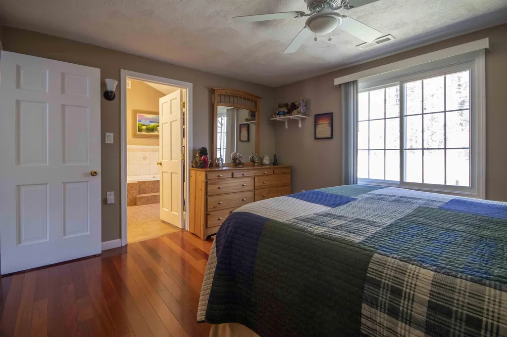 4 Iroquois Circle Londonderry NH 03053