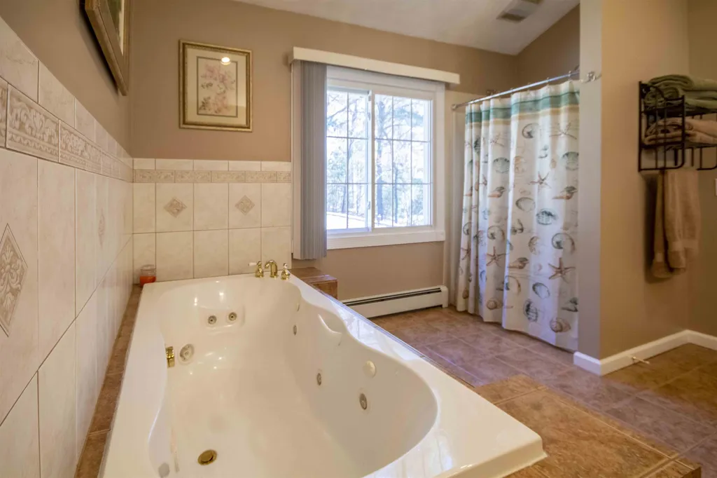 4 Iroquois Circle Londonderry NH 03053