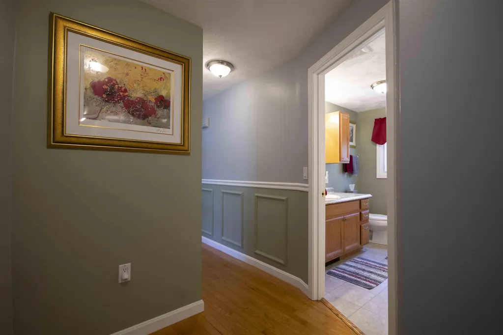 4 Iroquois Circle Londonderry NH 03053
