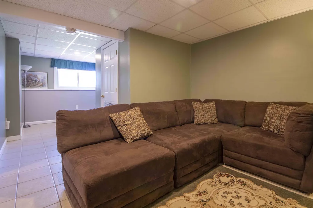 4 Iroquois Circle Londonderry NH 03053