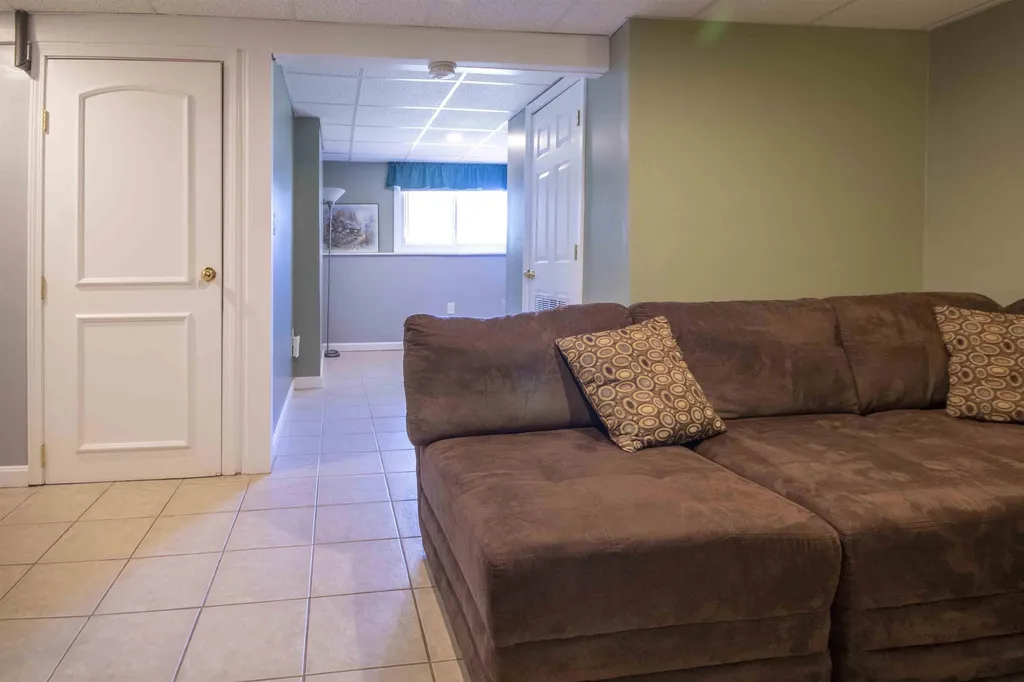 4 Iroquois Circle Londonderry NH 03053