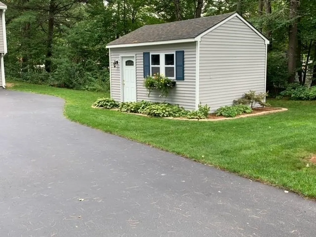 4 Iroquois Circle Londonderry NH 03053