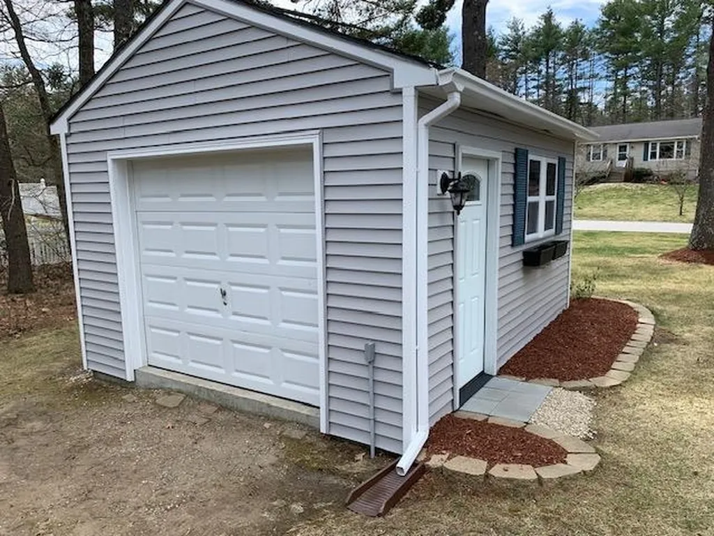 4 Iroquois Circle Londonderry NH 03053
