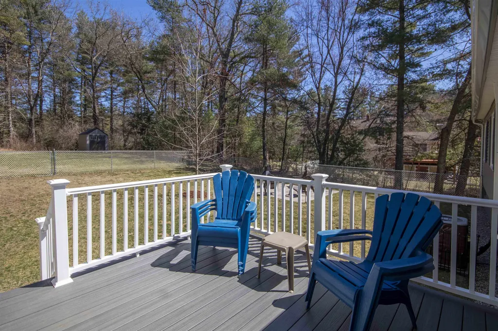 4 Iroquois Circle Londonderry NH 03053