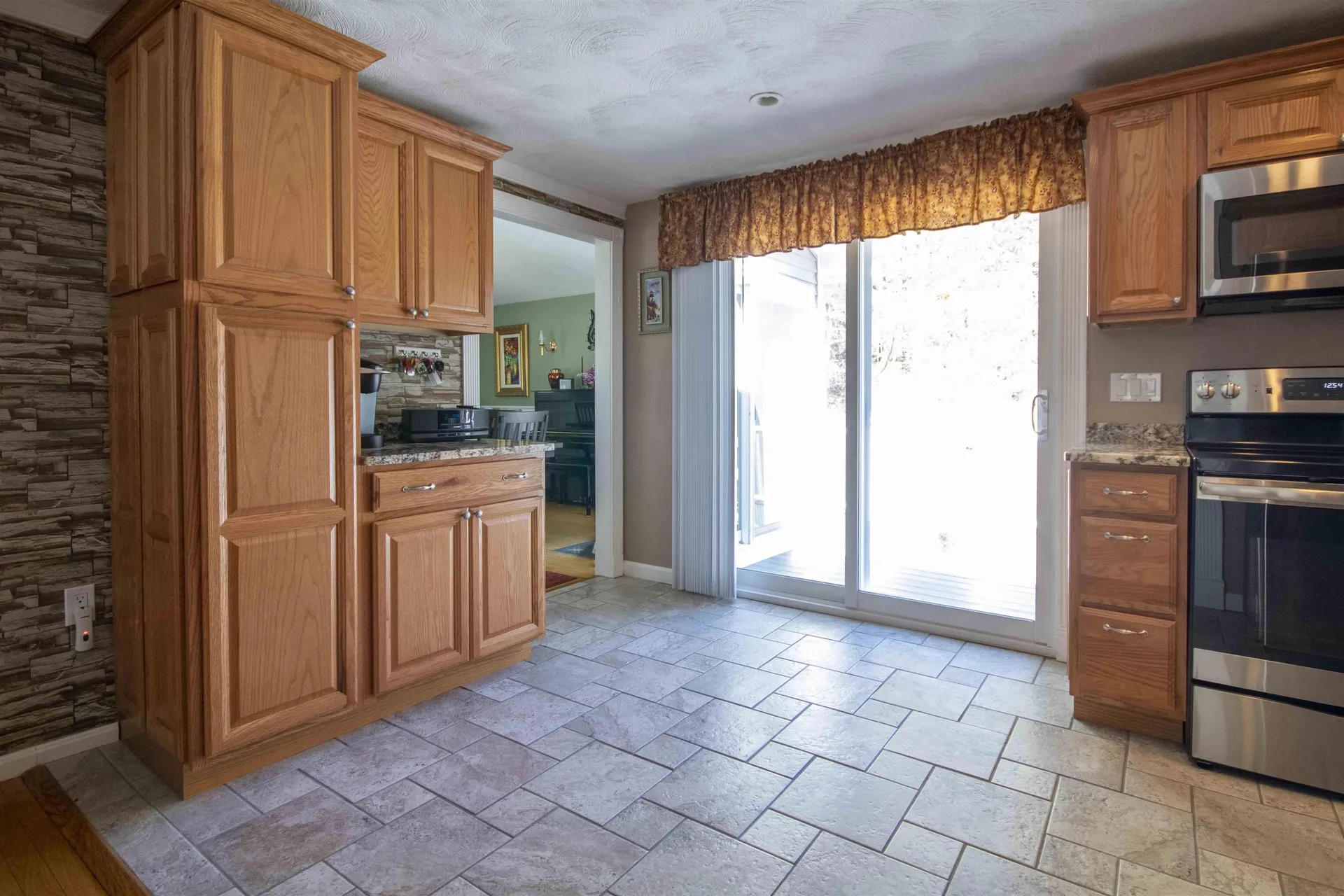 4 Iroquois Circle Londonderry NH 03053