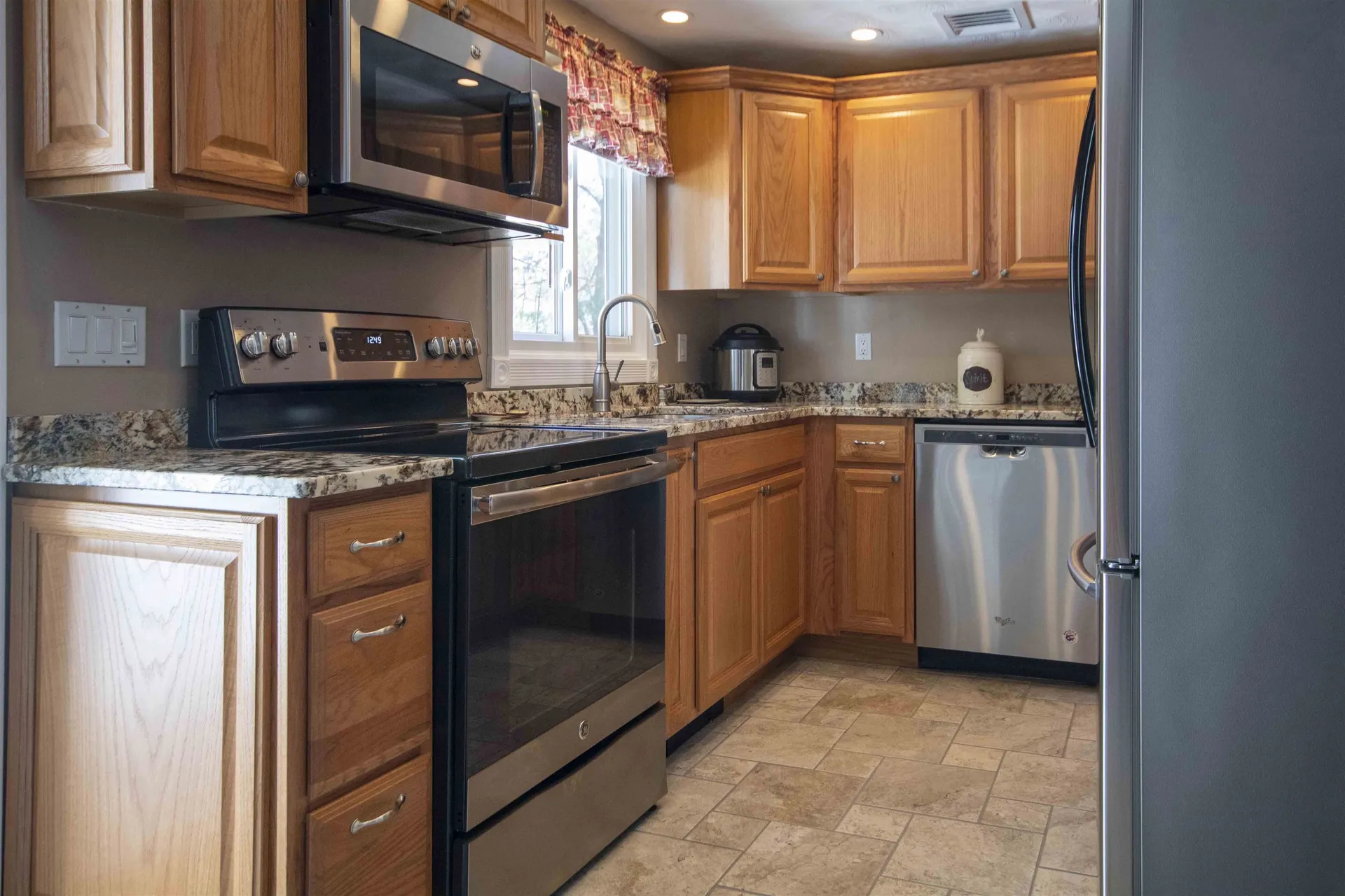 4 Iroquois Circle Londonderry NH 03053