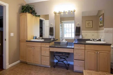 4 Iroquois Circle Londonderry NH 03053