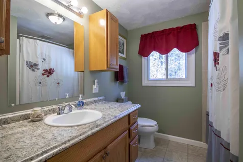 4 Iroquois Circle Londonderry NH 03053