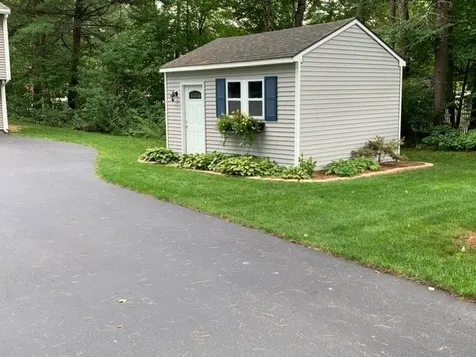 4 Iroquois Circle Londonderry NH 03053