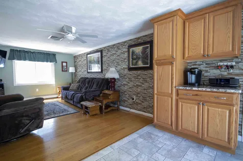 4 Iroquois Circle Londonderry NH 03053