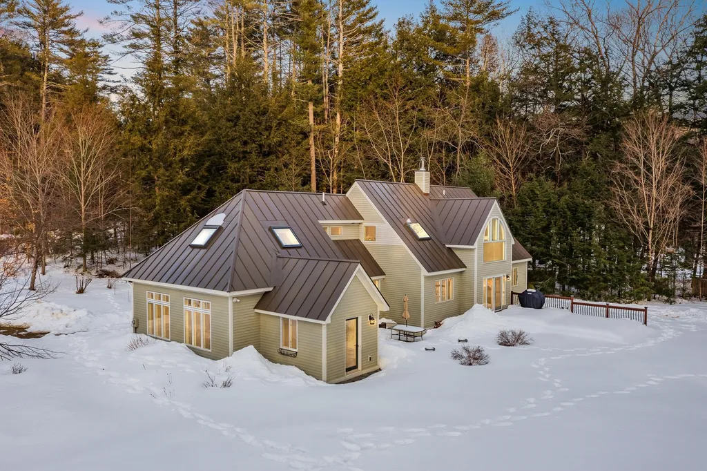 167 Morrill Bend Hartford VT 05059
