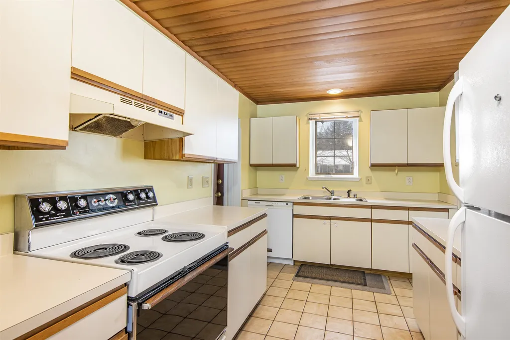 27 Conifer Court Burlington VT 05401