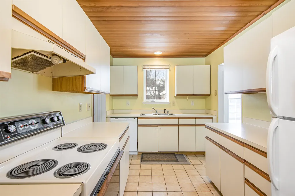 27 Conifer Court Burlington VT 05401