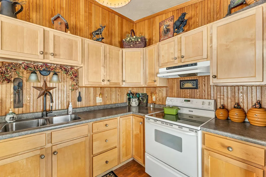 15 Friar Tuck Way Wolfeboro NH 03894