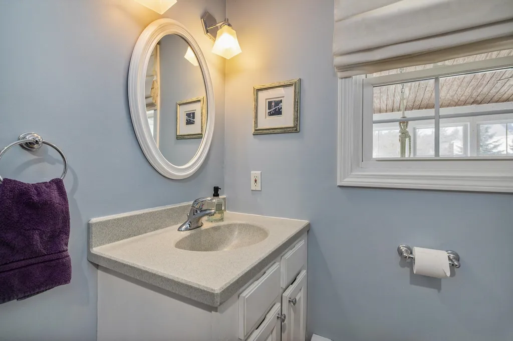 17 Lamington Hill Road Stratham NH 03885