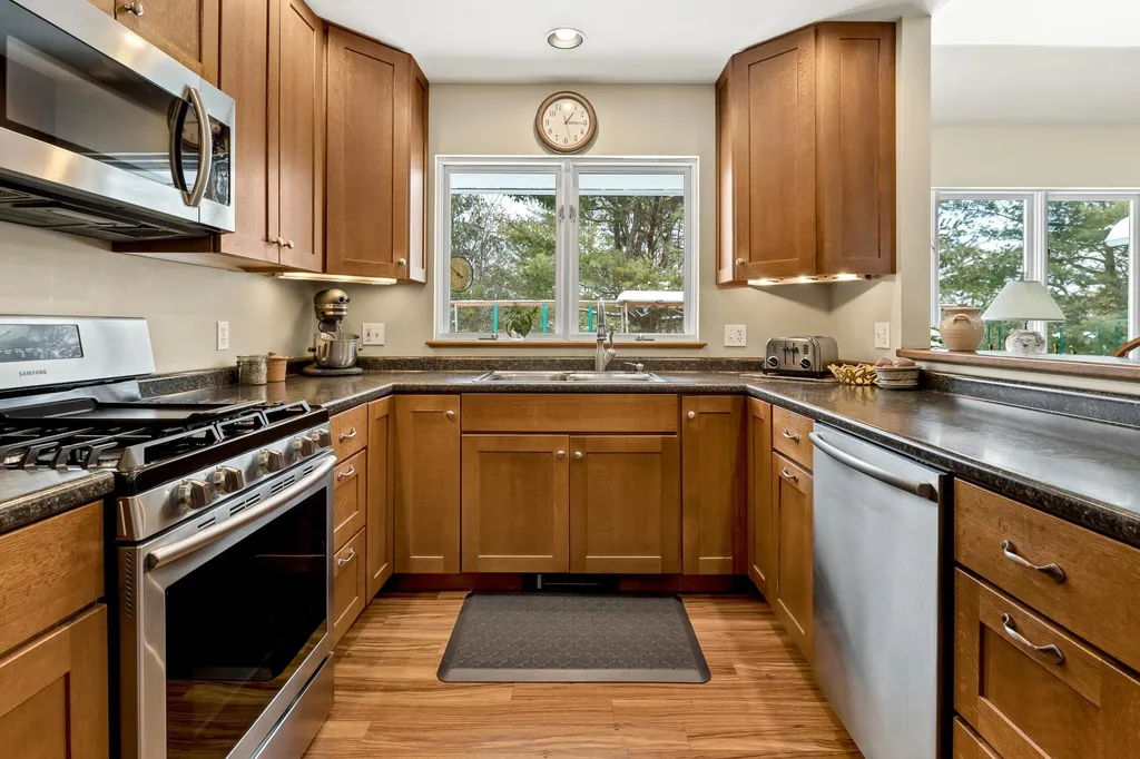 10 Skyline Way Hartford VT 05001