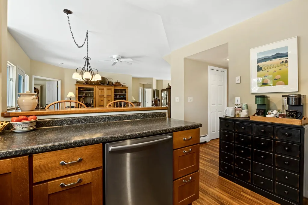 10 Skyline Way Hartford VT 05001