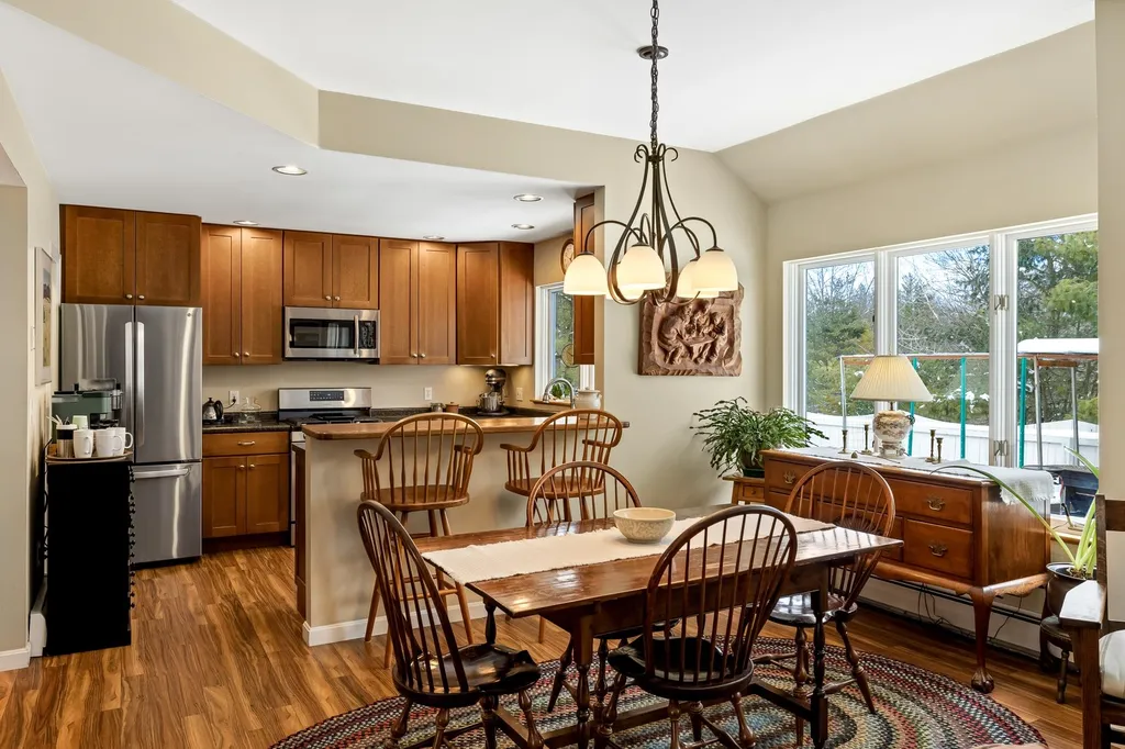 10 Skyline Way Hartford VT 05001