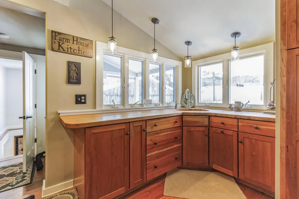 929 Middletown Road Londonderry VT 05155