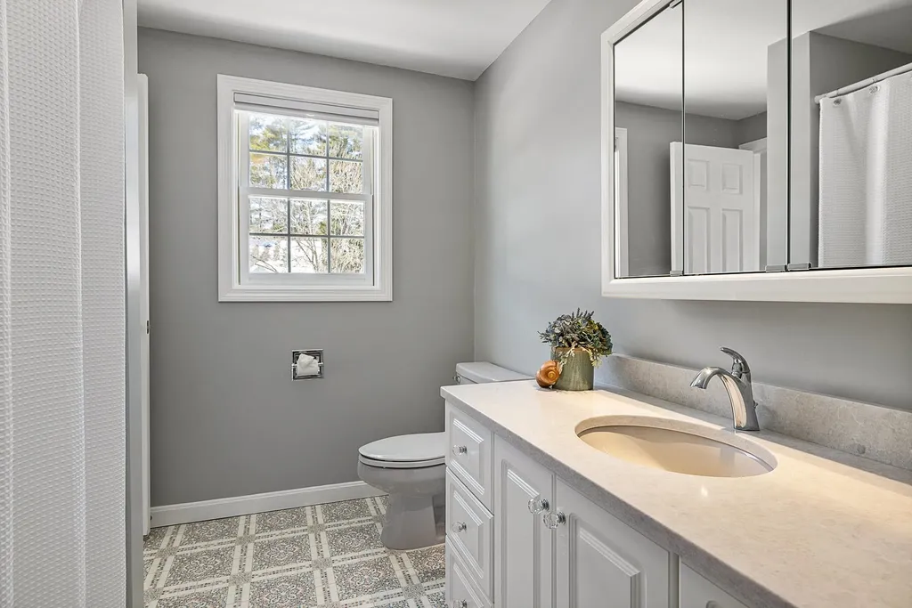 27 Drakes Landing Hampton NH 03842