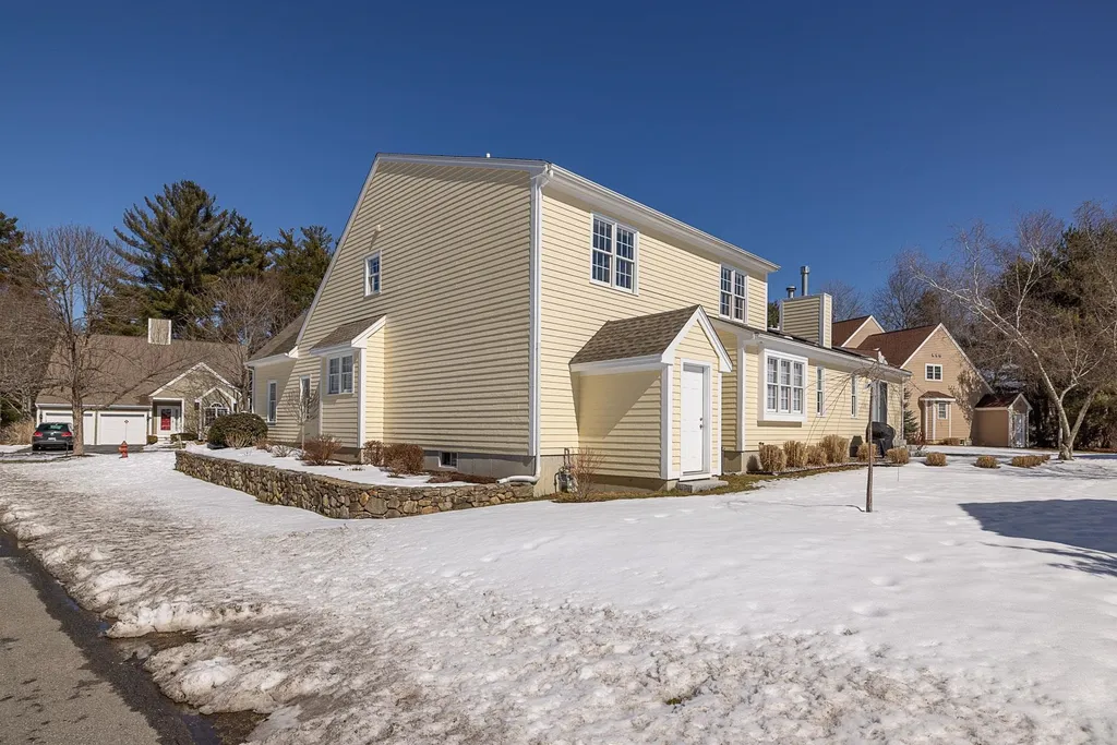27 Drakes Landing Hampton NH 03842