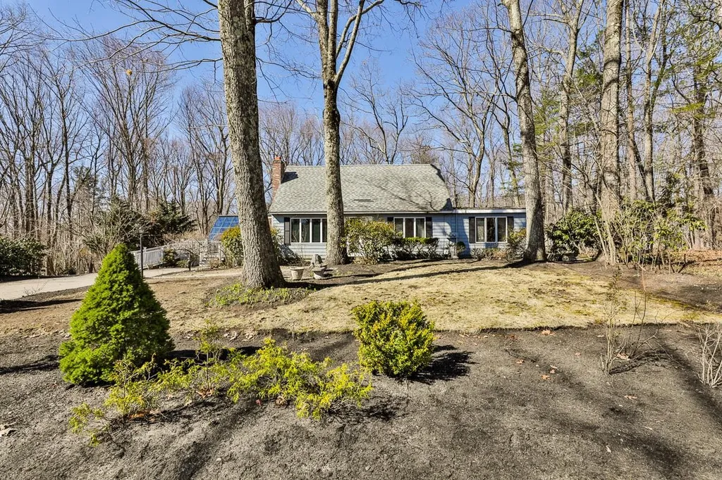13 Clydesdale Avenue Pelham NH 03076