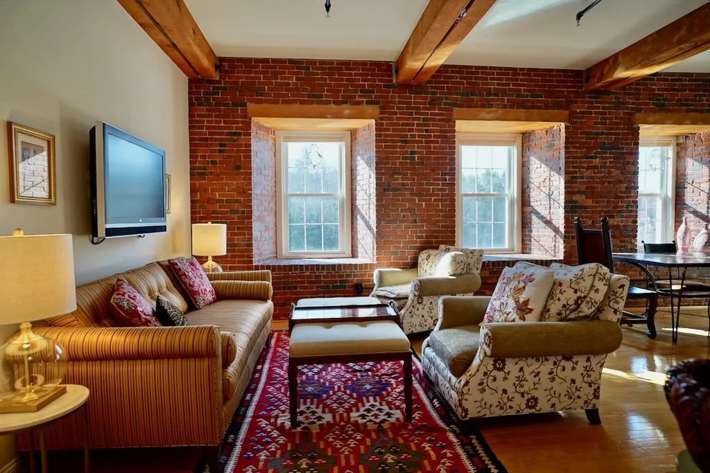 6 Bay Road Newmarket NH 03867