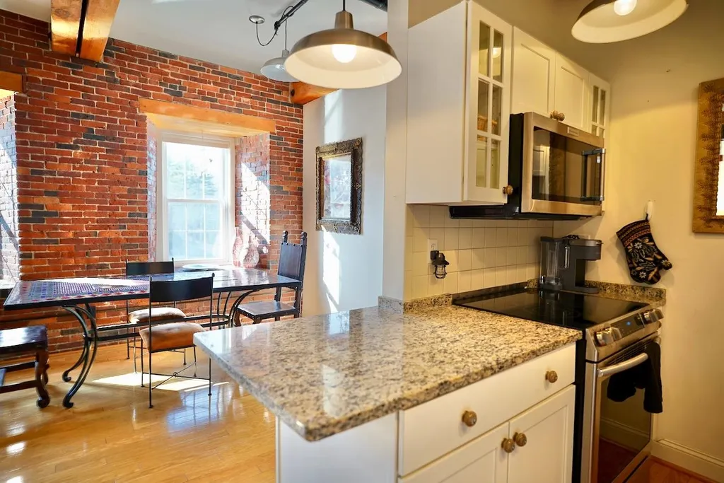 6 Bay Road Newmarket NH 03867