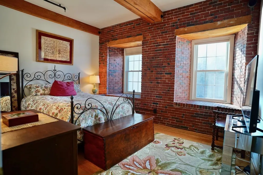 6 Bay Road Newmarket NH 03867